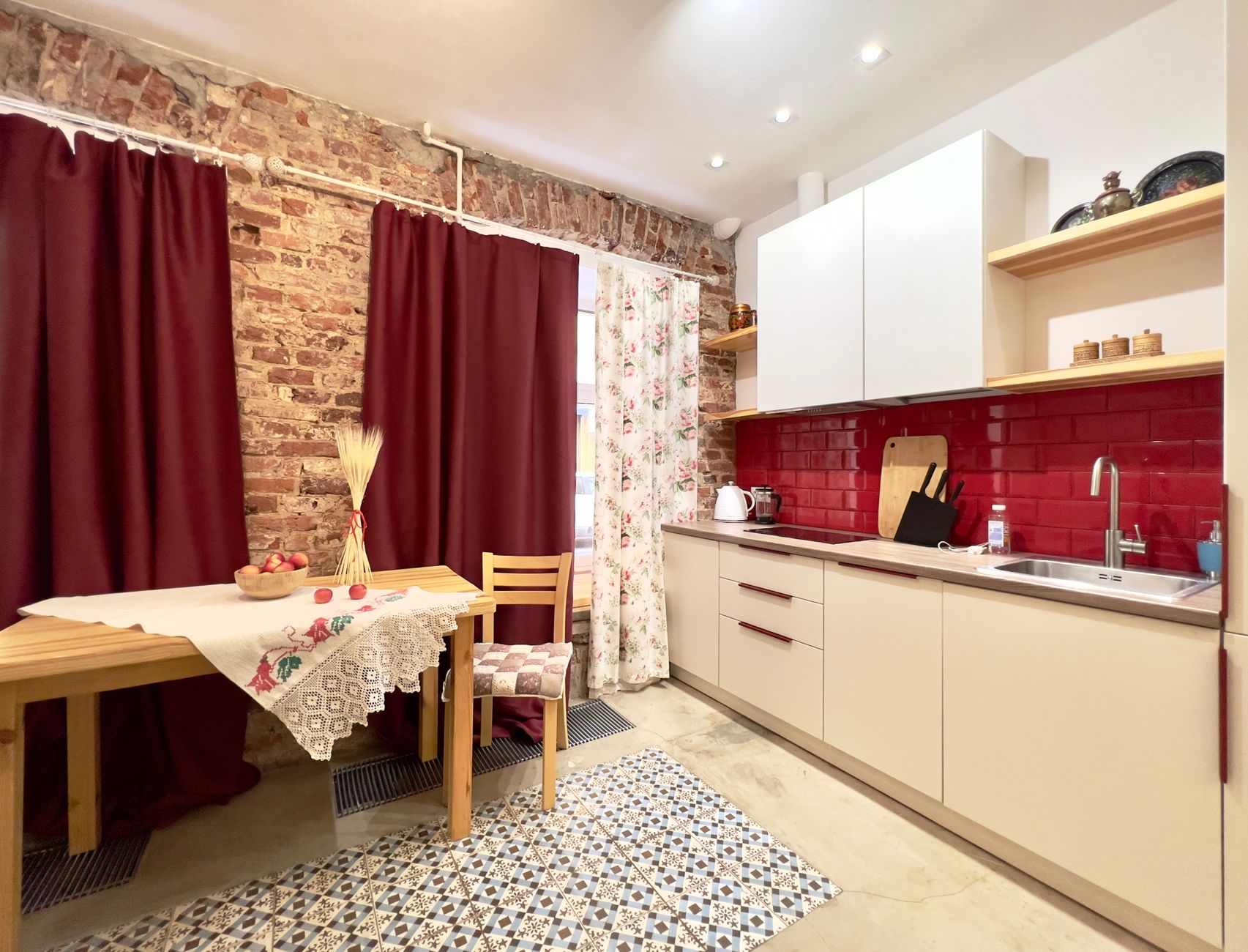 Яркие апартаменты в русском стиле